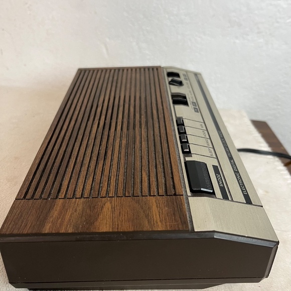 VTG General Electric GE Digital Alarm Clock Radio Model 7-4634B AM/FM Works Well - Picture 9 of 12